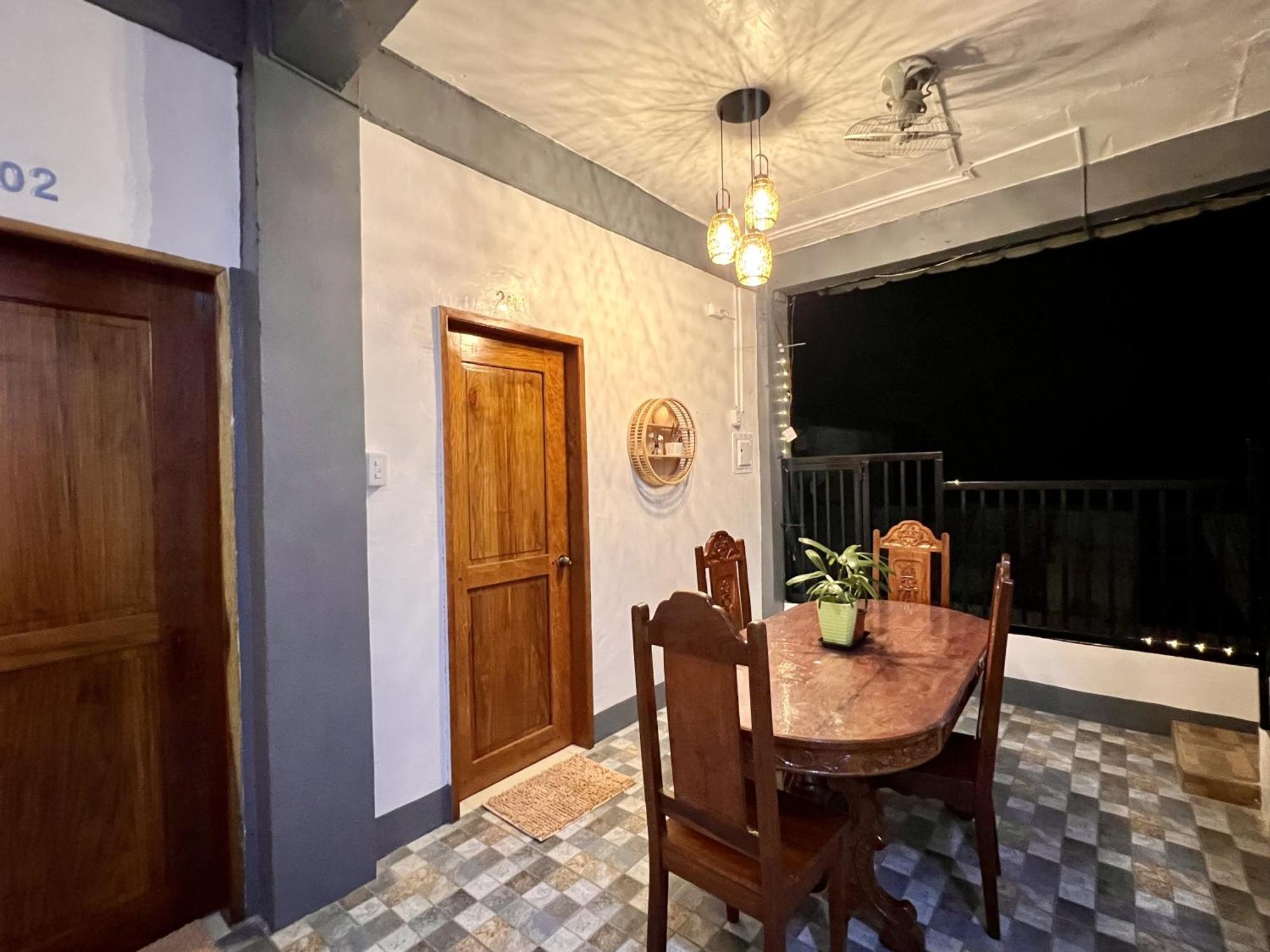 Eighty8 Tourist Inn Coron Exterior foto